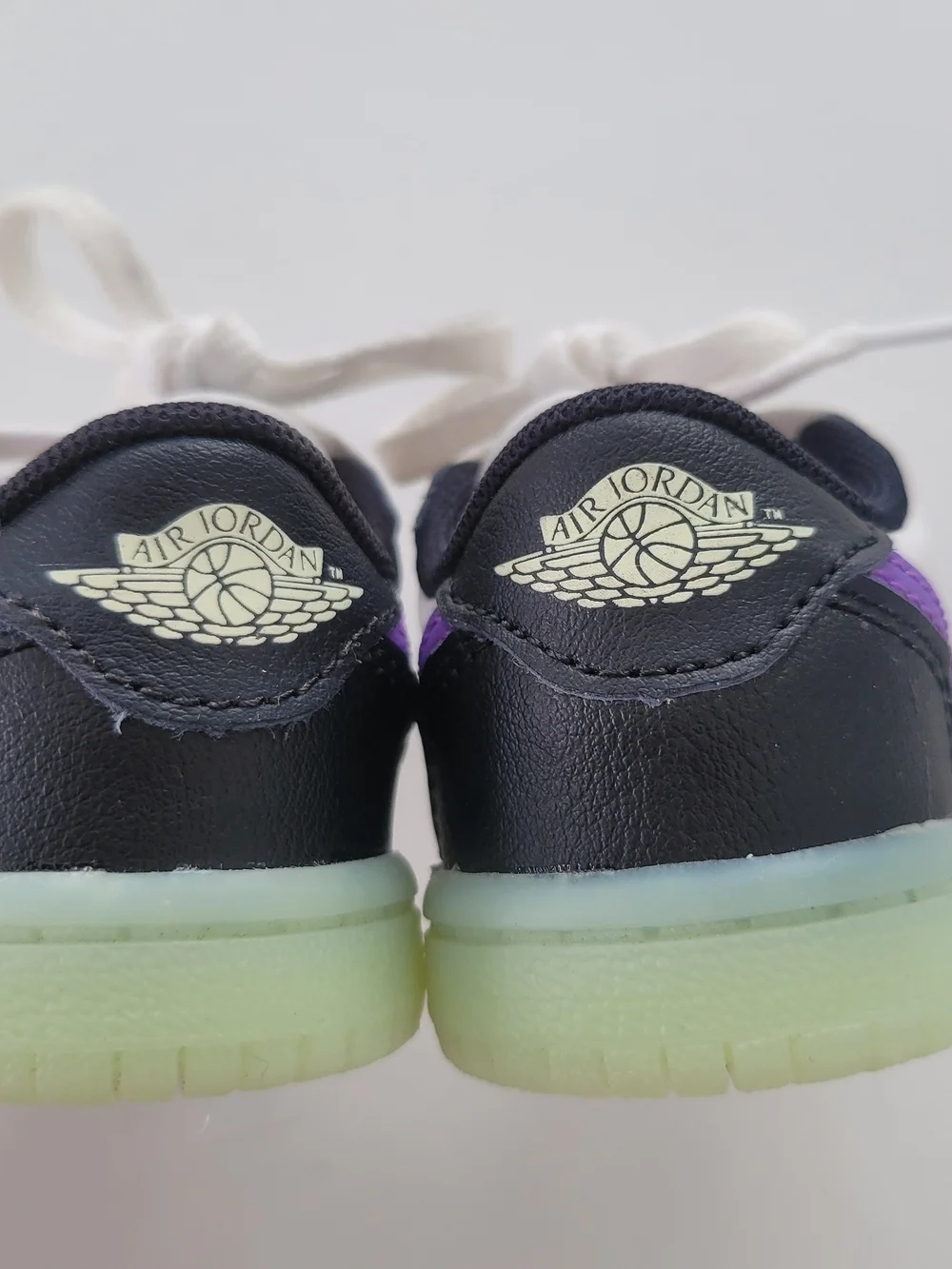 Nike Kids Low-Top Sneakers in White, Black & Purple with Glow Sole US 4C/EUR19.5